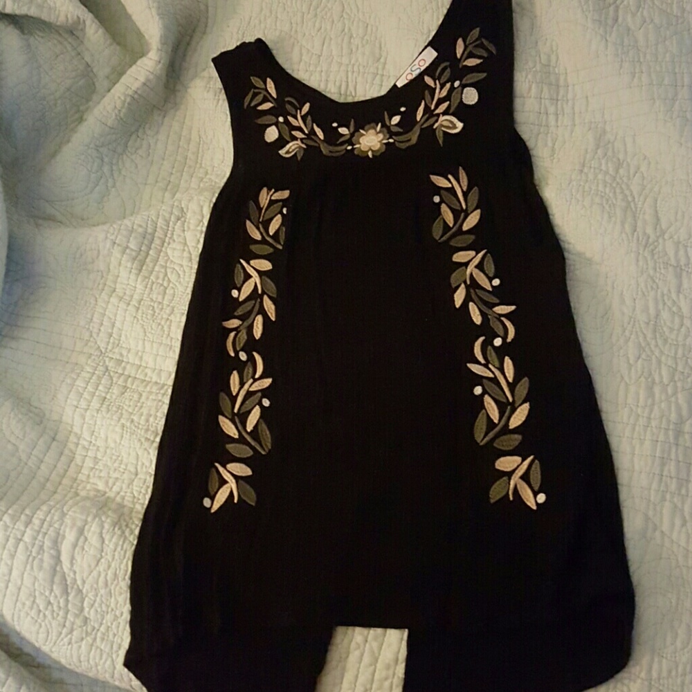 Oso Casual top, sleeveless and splits in back